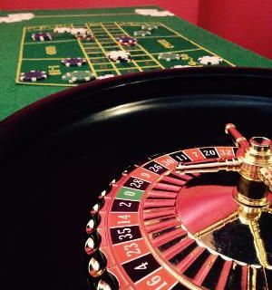 Roulette et tapis de jeu vert dans l'univers clandestin de Prohibition