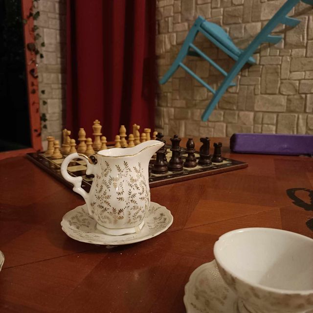 Pichet blanc et échiquier dans le décor de Wonderland chez Time Out Real Escape Game