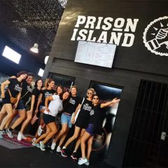 Groupe de joueurs devant l'entrée de Prison Island à Aubière, décor carcéral noir