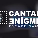 Logo Cantal'Enigme Escape Game : cadre en pointillés avec une horloge, lettres blanches sur fond bleu nuit, Aurillac