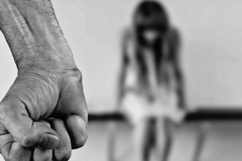 Poing serré en gros plan et silhouette floue d'une jeune femme assise, salle L'enlèvement d'Hannah chez Action Réaction