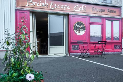 Devanture rose vif de Breizh Escape Café à Dinard, avec terrasse et entrée