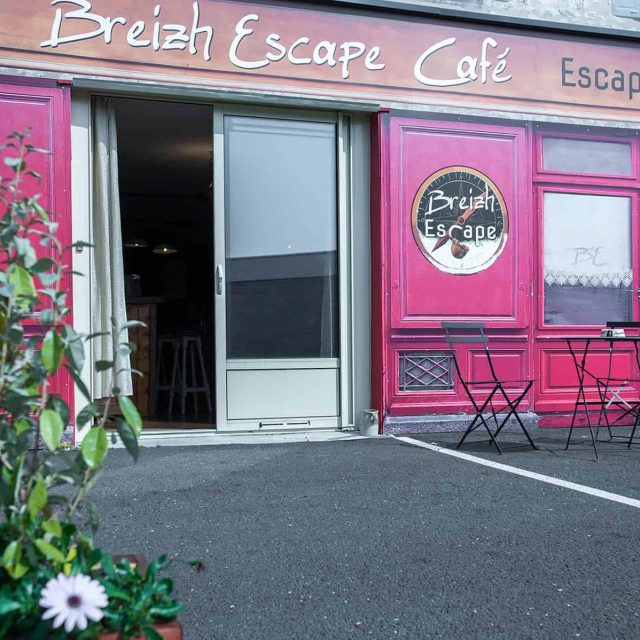 Devanture rose de Breizh Escape Café, escape game à Dinard, avec terrasse