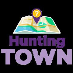 Logo de Hunting Town, jeu urbain à Deauville : carte repérée par un point d'interrogation, lettres violettes