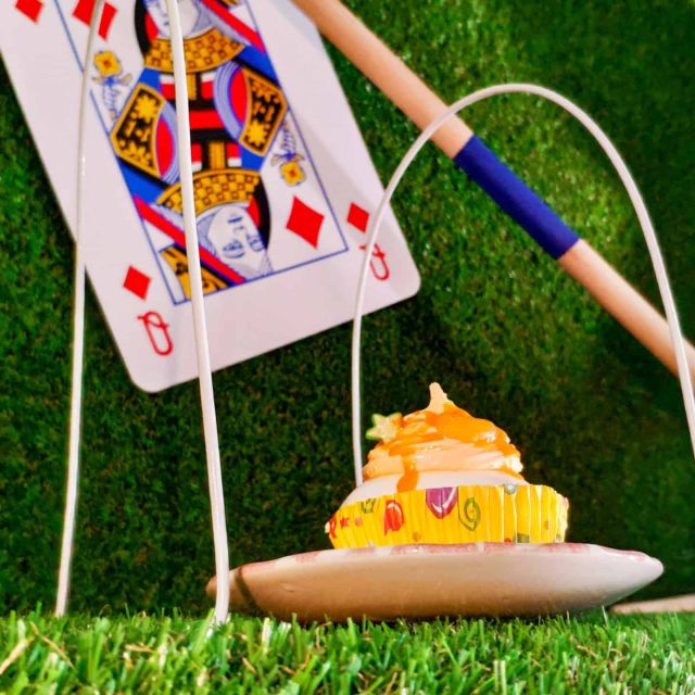 Cartes à jouer, club de croquet et cupcake sur du gazon, salle Au pays des merveilles chez Locked Time à Marseille