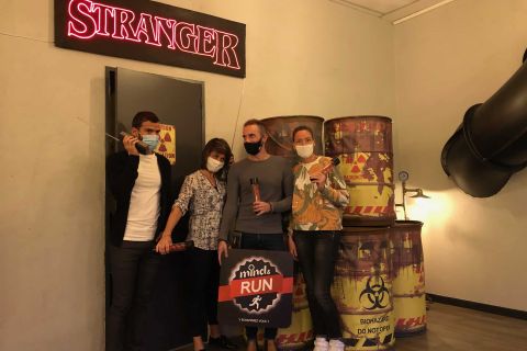 Quatre joueurs posent dans un décor sci-fi aux barils radioactifs chez Stranger