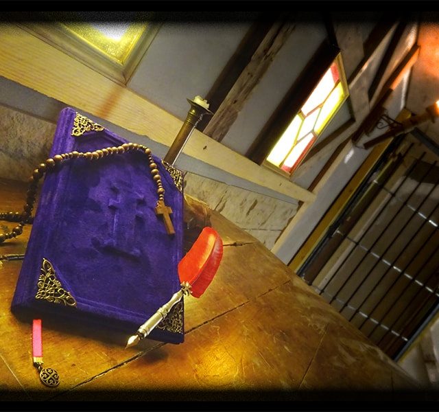 Décor asiatique avec sacoche violette, lanternes rouges et éléments dorés chez Odyssey Adventure à Carcassonne