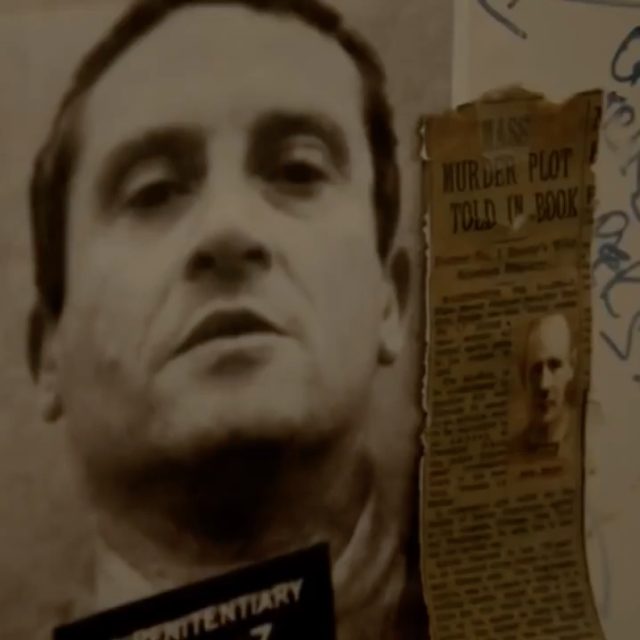 Affiche de prisonnier avec photo d'identité et journal, thème carcéral d'Opération Alcatraz