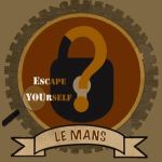 Logo d'Escape Yourself, escape game au Mans : cadenas orange à point d'interrogation dans un engrenage marron