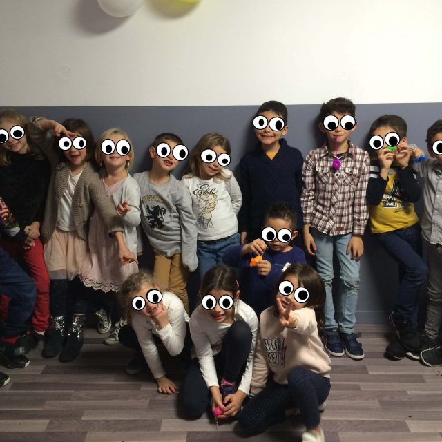 Groupe d'enfants portant des lunettes de carton dans une salle Kid'Scape à Beynost