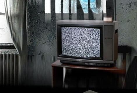 Décor urbain délabré avec téléviseur vintage et cassette VHS dans THE RING