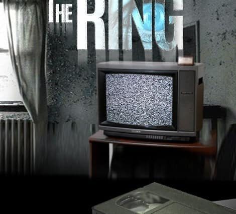 Décor urbain délabré avec téléviseur vintage et cassette VHS dans THE RING