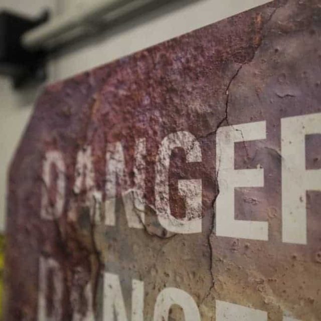 Panneau usé avec lettres blanches, décor industriel patiné de la salle Galaxie chez L'Antichambre Blondel