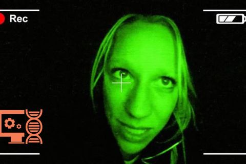 Visage de jeune femme en vision nocturne verte dans un cadre de caméra Rec, salle Spy Game, Timequest Luxembourg