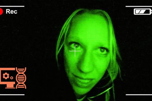 Visage de jeune femme en vision nocturne verte dans un cadre de caméra Rec, salle Spy Game, Timequest Luxembourg