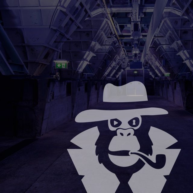 Logo de PLAYHEURE, escape game à Châtillon-le-Duc : personnage en costume western dans un hangar industriel désaffecté