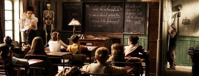 Salle de classe vintage avec étudiants assis aux pupitres, tableau noir et mobilier ancien chez Privacy Escape