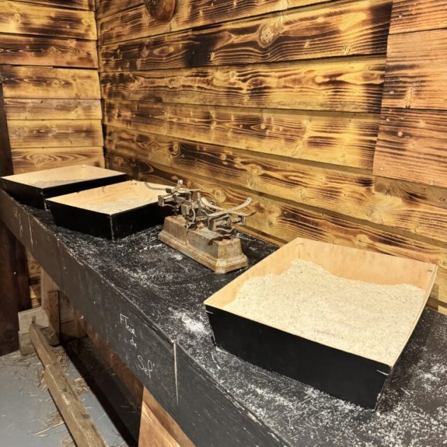Plan de travail noir et bois brûlé avec deux plaques de cuisson, salle Le secret du paludier chez Escape Factory à Guérande