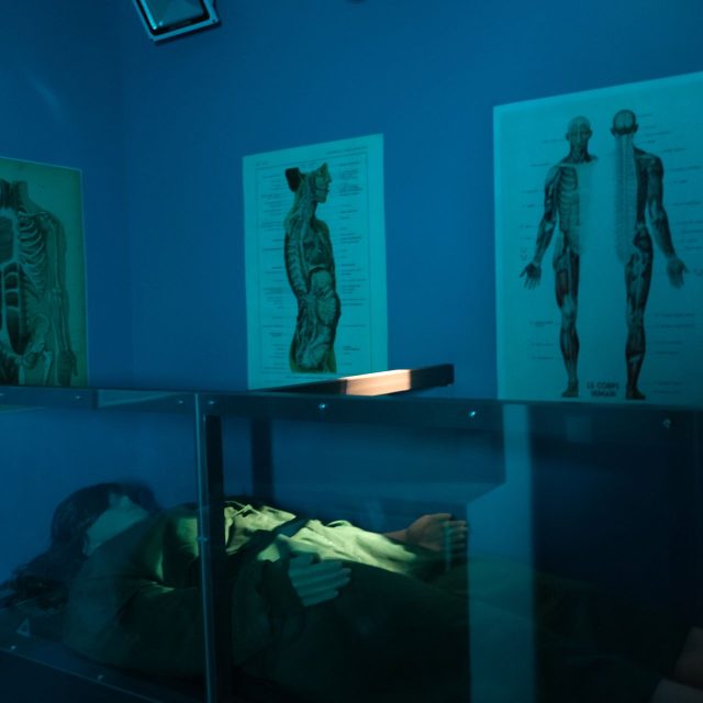 Pièce bleue avec planches d'anatomie au mur et table d'autopsie en inox, salle La morgue, Rashomon Escape