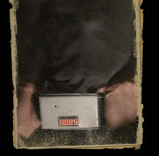 Mains tenant un détonateur affichant 00:25, ambiance sombre et urgente
