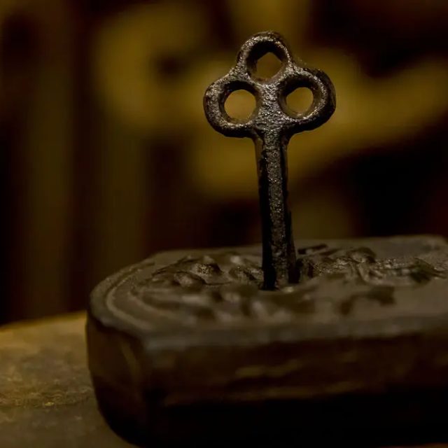 Cadenas ancien en fer avec une clé à anneau, salle Le donjon de l'alchimiste chez Escape Time à Saint-Herblain