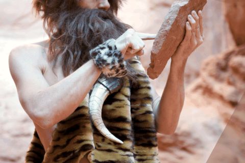 Affiche Il était une fois Cro-Magnon : personnage en fourrure tenant un os, Tête Chercheuse à Mérignac