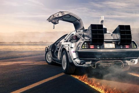 Voiture futuriste aux portes ouvertes, panneaux solaires et tableau de bord technologique, paysage désertique en flammes