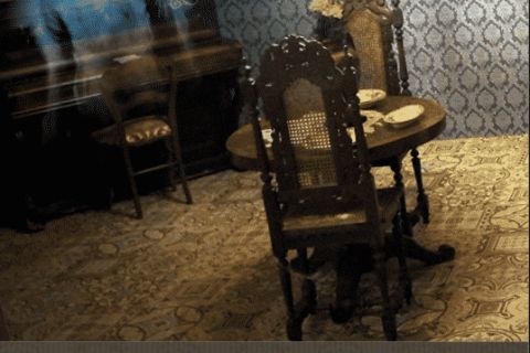 Salon sombre avec fauteuil ancien, apparition spectrale et portrait au mur du manoir