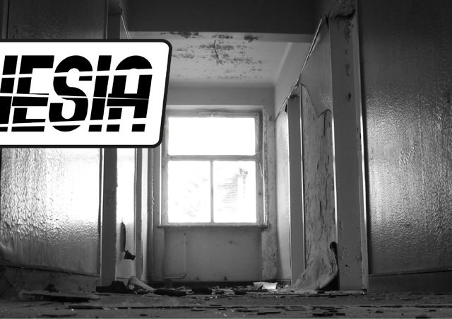 Titre Amnesia sur une pièce délabrée en noir et blanc aux fenêtres éclairées, salle chez Guild of Gamers Experience à Terville