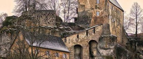 Château de pierre aux tours massives parmi les arbres nus d'hiver