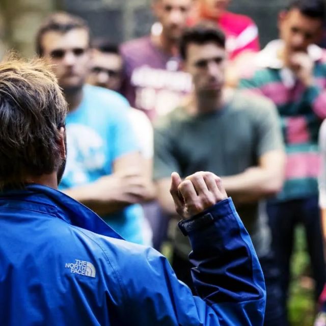 Animateur de dos face à un groupe pendant un briefing, Vanciaventure
