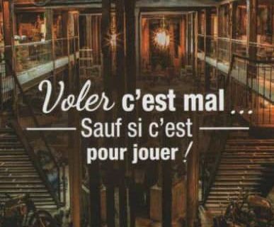 Boutique d'antiquaire encombrée et slogan Voler c'est mal, salle Le butin de l'antiquaire