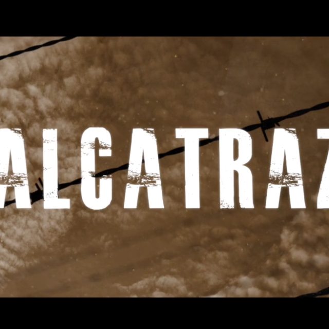 Titre Alcatraz en blanc sur texture de mur grillagé, ambiance pénitentiaire