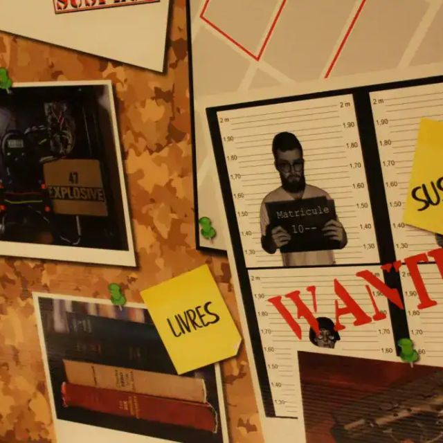 Tableau de liège avec fiches de suspects, mention Wanted et notes jaunes, salle SCEP Unité Spéciale à Grenoble