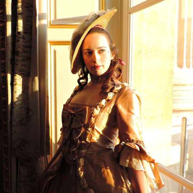 Femme en costume historique dans un décor d'époque chez Prizoners à Paris