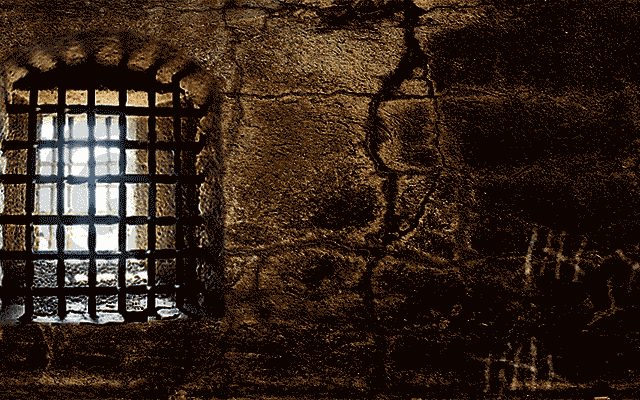 Cellule sombre avec fenêtre barreaudée dans Épisode 2 – 1846 chez DooZ Escape Game