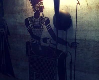 Silhouette d'un pharaon sur un mur bleu nuit, salle La malédiction de Toutankhamon chez Évasion à Coulommiers