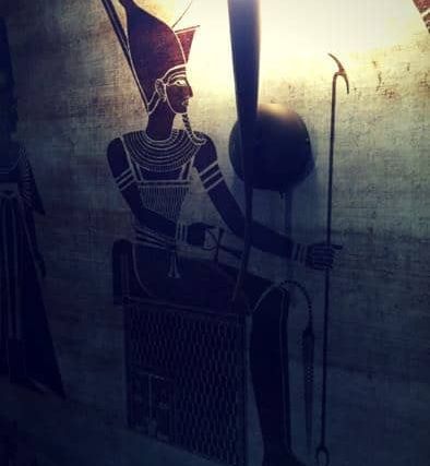 Silhouette d'un pharaon sur un mur bleu nuit, salle La malédiction de Toutankhamon chez Évasion à Coulommiers