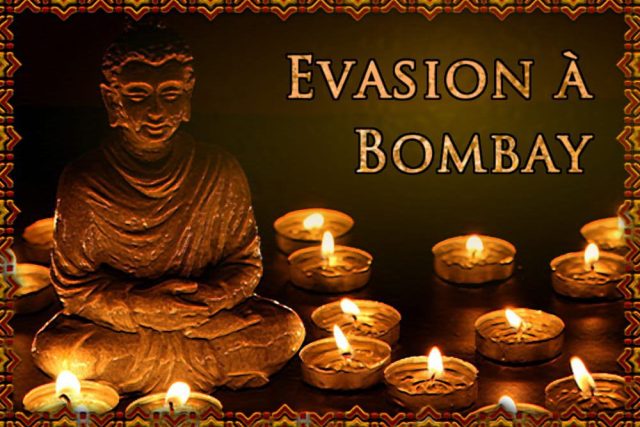 Statuette dorée de Bouddha entourée de bougies allumées dans la salle Evasion à Bombay
