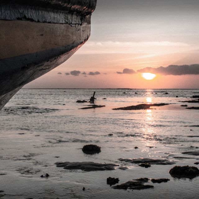 Proue d'un grand bateau au bord de l'eau et soleil bas à l'horizon, salle Le pirate sanguinaire chez Cryptom06 à Castellar