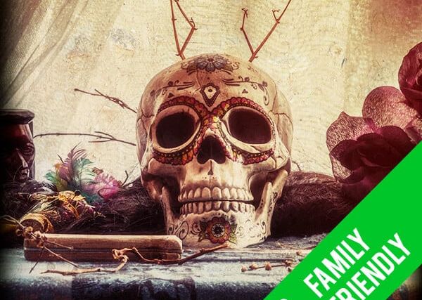 Crâne à bois de cerf sur une table sombre, bandeau Family friendly, salle Cursed Cabin chez Lock down Sahara