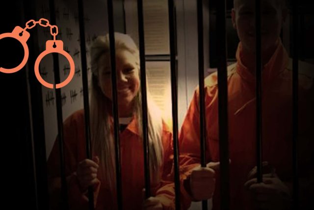 Deux personnes en tenue orange derrière des barreaux, menottes orange en haut, salle Prison Break, Timequest Luxembourg