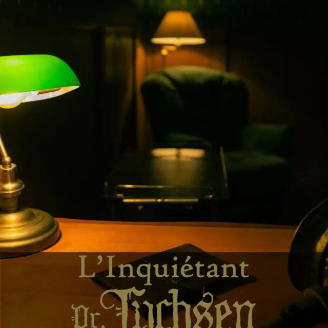 Bureau sombre avec lampe verte, fauteuil et murs verts chez Crack the egg Paris