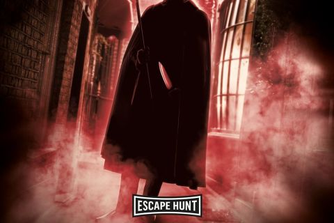 Silhouette menaçante dans un couloir rouge enfumé, couteau à la main, chez Escape Hunt Bordeaux