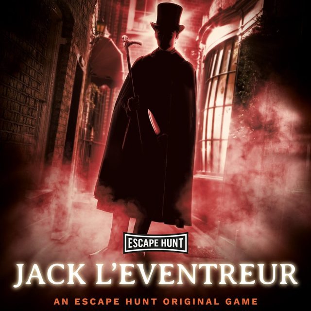 Silhouette menaçante dans un couloir rouge enfumé, couteau à la main, chez Escape Hunt Bordeaux