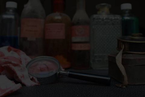 Loupe, bouteilles et décor sombre de Lost Asylum chez One Hour à Paris