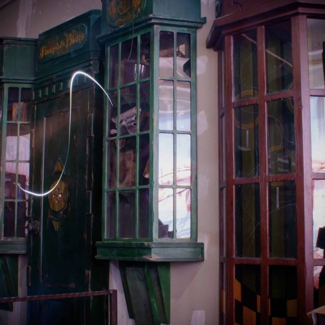 Devantures de magasins vintage avec néons, décor d'enquête chez Escape the Arrow à Bern