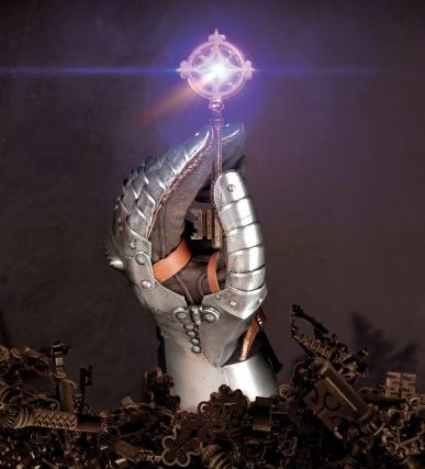 Gantelet métallique géant emanant une lumière mystique au-dessus de débris du Château de Foix