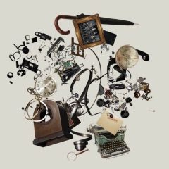 Machine à écrire, téléphone, parapluie et objets flottant sur fond beige, La Ligue des Gentlemen annexe à Nantes
