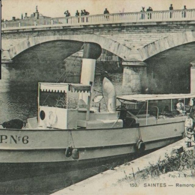 Remorqueur fluvial D.P.N°6 sous pont de pierre, passagers à quai à Saintes